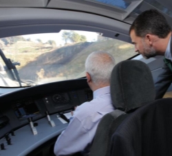El Príncipe de Asturias y de Girona en la cabina del nuevo tren, conversa con el maquinista
